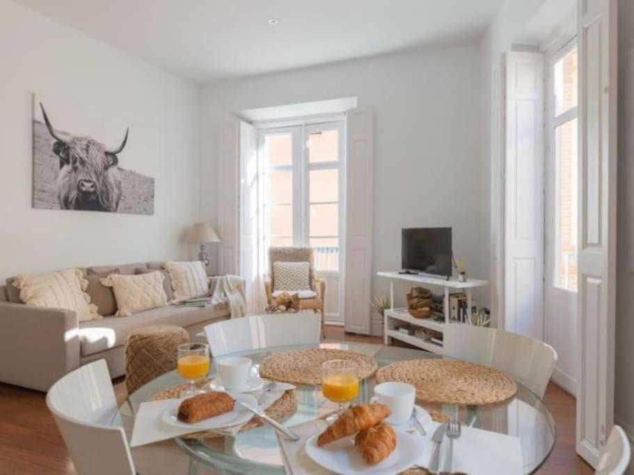 Chic Casa Cathedral At Calle Fresca 2-Bedroom Apartment In Malaga City Center Eksteriør billede