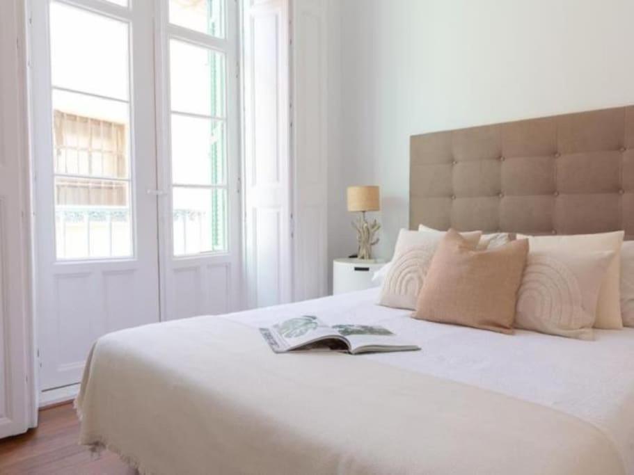 Chic Casa Cathedral At Calle Fresca 2-Bedroom Apartment In Malaga City Center Eksteriør billede